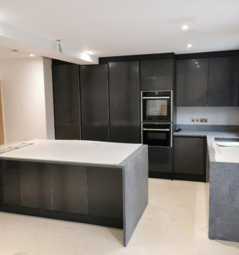 Anthracite handleless kitchen and dark grey quartz worktops