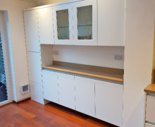 White handleless kitchen with oatmeal quartz worktops