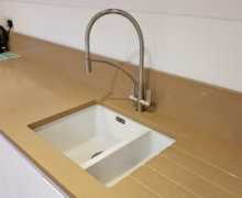 White handleless kitchen with oatmeal quartz worktops