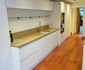 White handleless kitchen with oatmeal quartz worktops