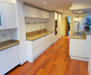 White handleless kitchen with oatmeal quartz worktops