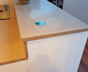 White handleless kitchen with oatmeal quartz worktops