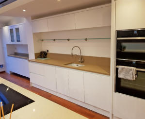 White handleless kitchen with oatmeal quartz worktops